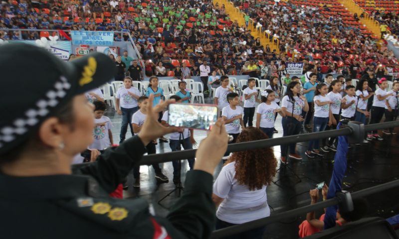 Mais 4,7 mil estudantes do 5º ao 7º ano do Ensino Fundamental de escolas estaduais e municipais de Belém e distritos concluíram o Programa Educacional de Resistência às Drogas e à Violência (Proerd) desenvolvido pela Polícia Militar do Estado do Pará (PA). O governador Helder Barbalho participou da solenidade de formatura na Arena Multiuso Guilherme Paraense, o Mangueirinho, na manhã deste sábado, 14, na companhia da primeira-dama, Daniela Barbalho, madrinha do projeto. <div class='credito_fotos'>Foto: Bruno Cecim / Ag.Pará   |   <a href='/midias/2019/originais/5777_0f119688-fd09-afc2-61c5-b7da42b0d239.jpg' download><i class='fa-solid fa-download'></i> Download</a></div>