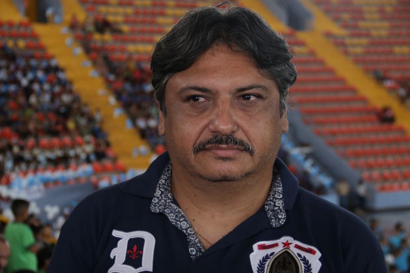 Mais 4,7 mil estudantes do 5º ao 7º ano do Ensino Fundamental de escolas estaduais e municipais de Belém e distritos concluíram o Programa Educacional de Resistência às Drogas e à Violência (Proerd) desenvolvido pela Polícia Militar do Estado do Pará (PA). O governador Helder Barbalho participou da solenidade de formatura na Arena Multiuso Guilherme Paraense, o Mangueirinho, na manhã deste sábado, 14, na companhia da primeira-dama, Daniela Barbalho, madrinha do projeto.

NA FOTO: JUVENAL COSTA <div class='credito_fotos'>Foto: Bruno Cecim / Ag.Pará   |   <a href='/midias/2019/originais/5777_10e22dc0-5bba-6b75-62d6-d67d7af1145a.jpg' download><i class='fa-solid fa-download'></i> Download</a></div>