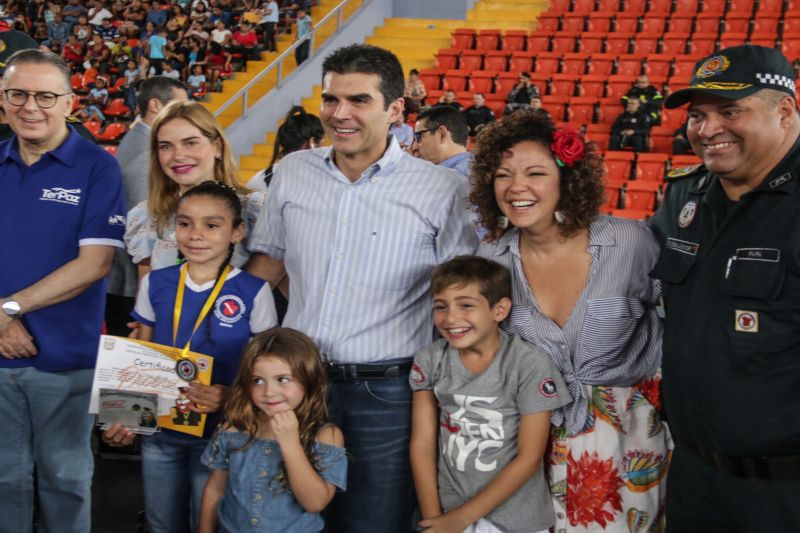 Mais 4,7 mil estudantes do 5º ao 7º ano do Ensino Fundamental de escolas estaduais e municipais de Belém e distritos concluíram o Programa Educacional de Resistência às Drogas e à Violência (Proerd) desenvolvido pela Polícia Militar do Estado do Pará (PA). O governador Helder Barbalho participou da solenidade de formatura na Arena Multiuso Guilherme Paraense, o Mangueirinho, na manhã deste sábado, 14, na companhia da primeira-dama, Daniela Barbalho, madrinha do projeto. <div class='credito_fotos'>Foto: Bruno Cecim / Ag.Pará   |   <a href='/midias/2019/originais/5777_24e6fc3e-d54e-56a1-3530-2fdc0aa5adbc.jpg' download><i class='fa-solid fa-download'></i> Download</a></div>