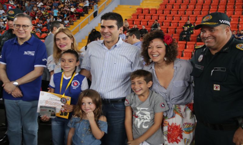 Mais 4,7 mil estudantes do 5º ao 7º ano do Ensino Fundamental de escolas estaduais e municipais de Belém e distritos concluíram o Programa Educacional de Resistência às Drogas e à Violência (Proerd) desenvolvido pela Polícia Militar do Estado do Pará (PA). O governador Helder Barbalho participou da solenidade de formatura na Arena Multiuso Guilherme Paraense, o Mangueirinho, na manhã deste sábado, 14, na companhia da primeira-dama, Daniela Barbalho, madrinha do projeto. <div class='credito_fotos'>Foto: Bruno Cecim / Ag.Pará   |   <a href='/midias/2019/originais/5777_2ad5b58a-58dd-73d8-fe18-2b0a8adcd7c3.jpg' download><i class='fa-solid fa-download'></i> Download</a></div>