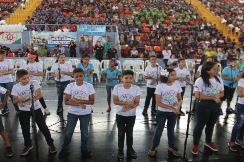Mais 4,7 mil estudantes do 5º ao 7º ano do Ensino Fundamental de escolas estaduais e municipais de Belém e distritos concluíram o Programa Educacional de Resistência às Drogas e à Violência (Proerd) desenvolvido pela Polícia Militar do Estado do Pará (PA). O governador Helder Barbalho participou da solenidade de formatura na Arena Multiuso Guilherme Paraense, o Mangueirinho, na manhã deste sábado, 14, na companhia da primeira-dama, Daniela Barbalho, madrinha do projeto. <div class='credito_fotos'>Foto: Bruno Cecim / Ag.Pará   |   <a href='/midias/2019/originais/5777_2c702016-db31-9626-b19e-06ef2e56d175.jpg' download><i class='fa-solid fa-download'></i> Download</a></div>