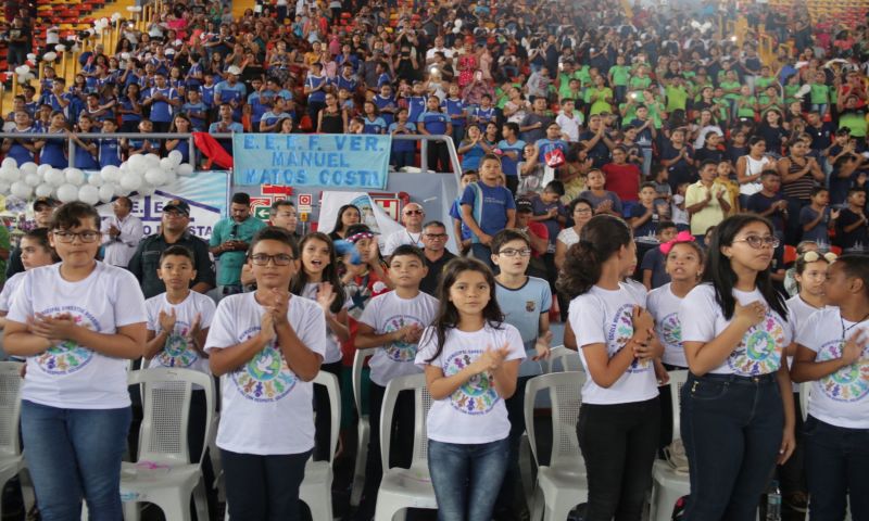 Mais 4,7 mil estudantes do 5º ao 7º ano do Ensino Fundamental de escolas estaduais e municipais de Belém e distritos concluíram o Programa Educacional de Resistência às Drogas e à Violência (Proerd) desenvolvido pela Polícia Militar do Estado do Pará (PA). O governador Helder Barbalho participou da solenidade de formatura na Arena Multiuso Guilherme Paraense, o Mangueirinho, na manhã deste sábado, 14, na companhia da primeira-dama, Daniela Barbalho, madrinha do projeto. <div class='credito_fotos'>Foto: Bruno Cecim / Ag.Pará   |   <a href='/midias/2019/originais/5777_367c29f5-0d61-96b3-ce79-40b2f0f1ddcc.jpg' download><i class='fa-solid fa-download'></i> Download</a></div>