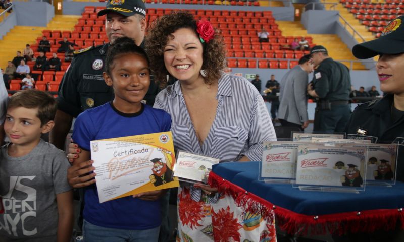 Mais 4,7 mil estudantes do 5º ao 7º ano do Ensino Fundamental de escolas estaduais e municipais de Belém e distritos concluíram o Programa Educacional de Resistência às Drogas e à Violência (Proerd) desenvolvido pela Polícia Militar do Estado do Pará (PA). O governador Helder Barbalho participou da solenidade de formatura na Arena Multiuso Guilherme Paraense, o Mangueirinho, na manhã deste sábado, 14, na companhia da primeira-dama, Daniela Barbalho, madrinha do projeto. <div class='credito_fotos'>Foto: Bruno Cecim / Ag.Pará   |   <a href='/midias/2019/originais/5777_389cca22-0d59-d03e-0fcc-93674a6ecd51.jpg' download><i class='fa-solid fa-download'></i> Download</a></div>