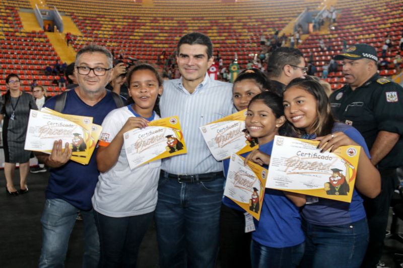 Mais 4,7 mil estudantes do 5º ao 7º ano do Ensino Fundamental de escolas estaduais e municipais de Belém e distritos concluíram o Programa Educacional de Resistência às Drogas e à Violência (Proerd) desenvolvido pela Polícia Militar do Estado do Pará (PA). O governador Helder Barbalho participou da solenidade de formatura na Arena Multiuso Guilherme Paraense, o Mangueirinho, na manhã deste sábado, 14, na companhia da primeira-dama, Daniela Barbalho, madrinha do projeto. <div class='credito_fotos'>Foto: Bruno Cecim / Ag.Pará   |   <a href='/midias/2019/originais/5777_3bb89be7-b2f8-b2d7-881a-febe6b9bd34c.jpg' download><i class='fa-solid fa-download'></i> Download</a></div>