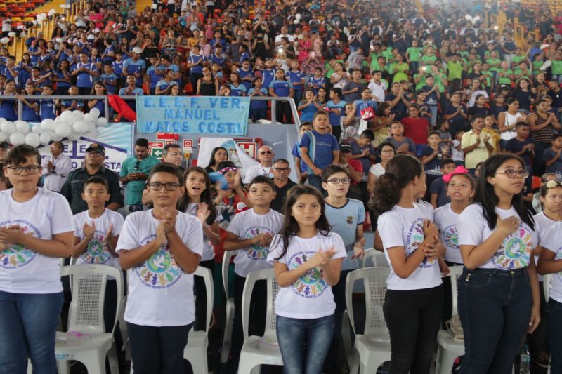 Mais 4,7 mil estudantes do 5º ao 7º ano do Ensino Fundamental de escolas estaduais e municipais de Belém e distritos concluíram o Programa Educacional de Resistência às Drogas e à Violência (Proerd) desenvolvido pela Polícia Militar do Estado do Pará (PA). O governador Helder Barbalho participou da solenidade de formatura na Arena Multiuso Guilherme Paraense, o Mangueirinho, na manhã deste sábado, 14, na companhia da primeira-dama, Daniela Barbalho, madrinha do projeto. <div class='credito_fotos'>Foto: Bruno Cecim / Ag.Pará   |   <a href='/midias/2019/originais/5777_4b291997-c4ed-a7fc-7929-023d1772afa6.jpg' download><i class='fa-solid fa-download'></i> Download</a></div>