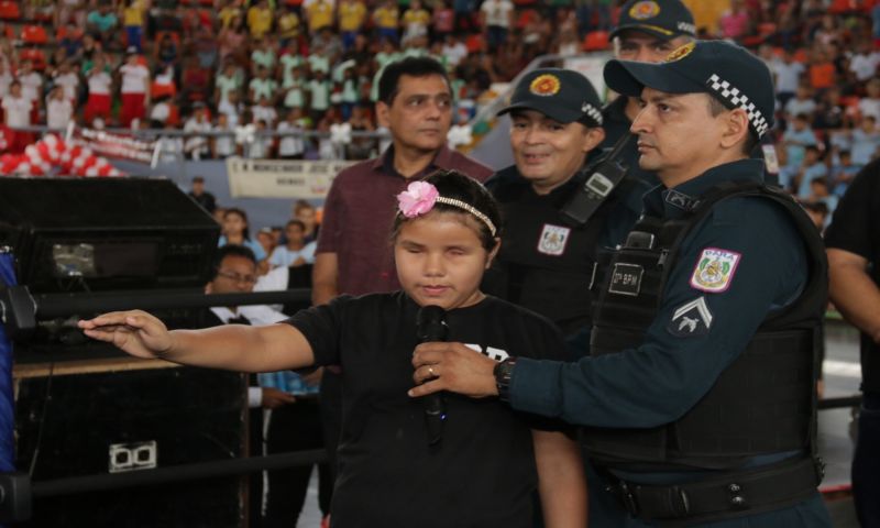 Mais 4,7 mil estudantes do 5º ao 7º ano do Ensino Fundamental de escolas estaduais e municipais de Belém e distritos concluíram o Programa Educacional de Resistência às Drogas e à Violência (Proerd) desenvolvido pela Polícia Militar do Estado do Pará (PA). O governador Helder Barbalho participou da solenidade de formatura na Arena Multiuso Guilherme Paraense, o Mangueirinho, na manhã deste sábado, 14, na companhia da primeira-dama, Daniela Barbalho, madrinha do projeto. <div class='credito_fotos'>Foto: Bruno Cecim / Ag.Pará   |   <a href='/midias/2019/originais/5777_73ff434a-2993-38af-d34c-0ed5f5bfa446.jpg' download><i class='fa-solid fa-download'></i> Download</a></div>