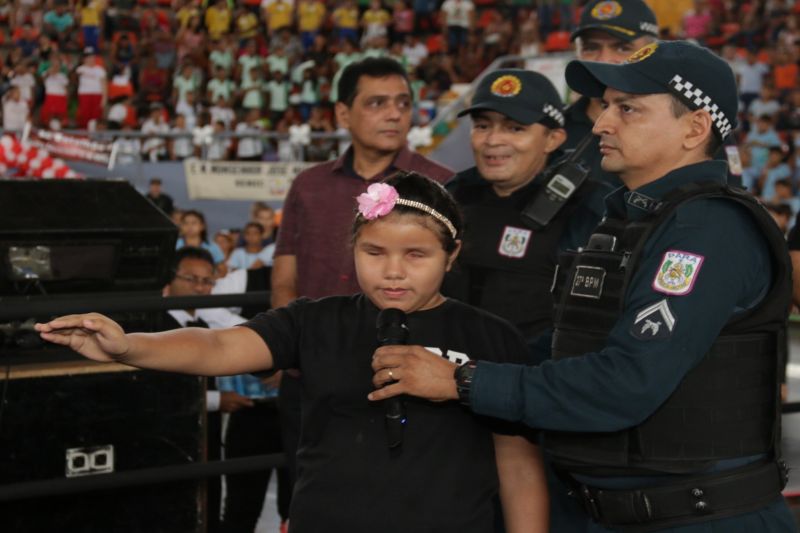 Mais 4,7 mil estudantes do 5º ao 7º ano do Ensino Fundamental de escolas estaduais e municipais de Belém e distritos concluíram o Programa Educacional de Resistência às Drogas e à Violência (Proerd) desenvolvido pela Polícia Militar do Estado do Pará (PA). O governador Helder Barbalho participou da solenidade de formatura na Arena Multiuso Guilherme Paraense, o Mangueirinho, na manhã deste sábado, 14, na companhia da primeira-dama, Daniela Barbalho, madrinha do projeto. <div class='credito_fotos'>Foto: Bruno Cecim / Ag.Pará   |   <a href='/midias/2019/originais/5777_771c7ef5-6126-f9ab-55d0-f54437921f4a.jpg' download><i class='fa-solid fa-download'></i> Download</a></div>