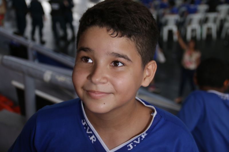 Mais 4,7 mil estudantes do 5º ao 7º ano do Ensino Fundamental de escolas estaduais e municipais de Belém e distritos concluíram o Programa Educacional de Resistência às Drogas e à Violência (Proerd) desenvolvido pela Polícia Militar do Estado do Pará (PA). O governador Helder Barbalho participou da solenidade de formatura na Arena Multiuso Guilherme Paraense, o Mangueirinho, na manhã deste sábado, 14, na companhia da primeira-dama, Daniela Barbalho, madrinha do projeto.

NA FOTO:  LUIZ FERNANDO SOUZA <div class='credito_fotos'>Foto: Bruno Cecim / Ag.Pará   |   <a href='/midias/2019/originais/5777_77acce5f-cfc3-2ed1-c34e-045c439d8a8f.jpg' download><i class='fa-solid fa-download'></i> Download</a></div>