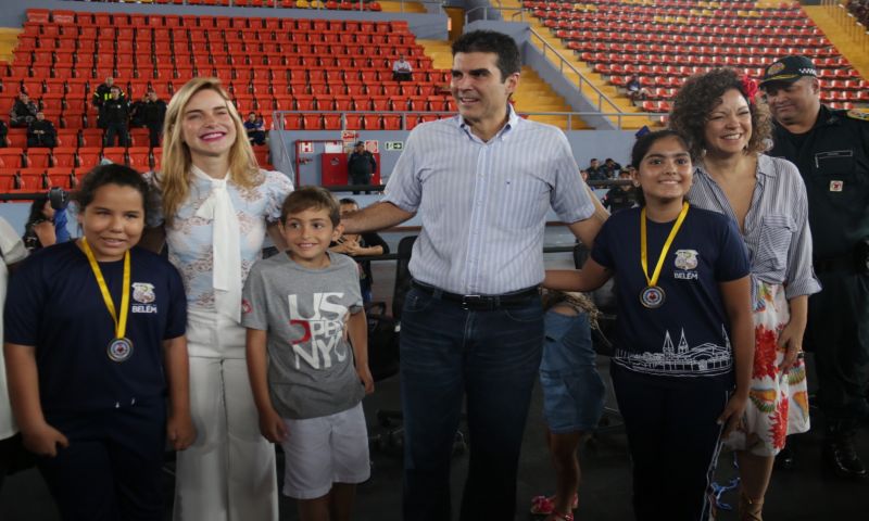 Mais 4,7 mil estudantes do 5º ao 7º ano do Ensino Fundamental de escolas estaduais e municipais de Belém e distritos concluíram o Programa Educacional de Resistência às Drogas e à Violência (Proerd) desenvolvido pela Polícia Militar do Estado do Pará (PA). O governador Helder Barbalho participou da solenidade de formatura na Arena Multiuso Guilherme Paraense, o Mangueirinho, na manhã deste sábado, 14, na companhia da primeira-dama, Daniela Barbalho, madrinha do projeto. <div class='credito_fotos'>Foto: Bruno Cecim / Ag.Pará   |   <a href='/midias/2019/originais/5777_826ab008-016c-2f2b-174b-a325c3b356ca.jpg' download><i class='fa-solid fa-download'></i> Download</a></div>