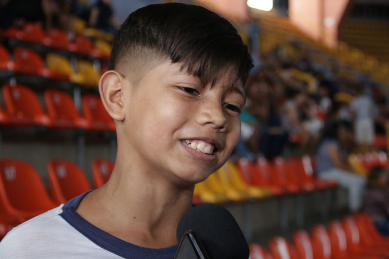 Mais 4,7 mil estudantes do 5º ao 7º ano do Ensino Fundamental de escolas estaduais e municipais de Belém e distritos concluíram o Programa Educacional de Resistência às Drogas e à Violência (Proerd) desenvolvido pela Polícia Militar do Estado do Pará (PA). O governador Helder Barbalho participou da solenidade de formatura na Arena Multiuso Guilherme Paraense, o Mangueirinho, na manhã deste sábado, 14, na companhia da primeira-dama, Daniela Barbalho, madrinha do projeto. <div class='credito_fotos'>Foto: Bruno Cecim / Ag.Pará   |   <a href='/midias/2019/originais/5777_90a6b111-c417-7e7f-dc18-3ab77b24d5ea.jpg' download><i class='fa-solid fa-download'></i> Download</a></div>