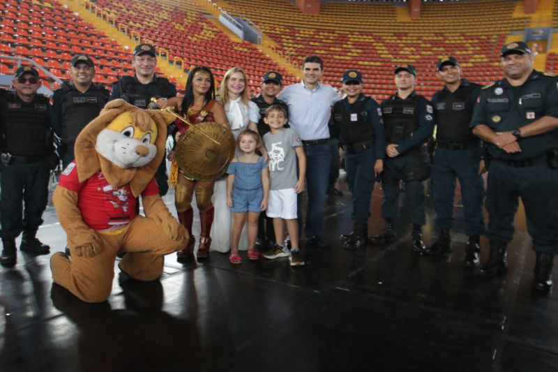 Mais 4,7 mil estudantes do 5º ao 7º ano do Ensino Fundamental de escolas estaduais e municipais de Belém e distritos concluíram o Programa Educacional de Resistência às Drogas e à Violência (Proerd) desenvolvido pela Polícia Militar do Estado do Pará (PA). O governador Helder Barbalho participou da solenidade de formatura na Arena Multiuso Guilherme Paraense, o Mangueirinho, na manhã deste sábado, 14, na companhia da primeira-dama, Daniela Barbalho, madrinha do projeto. <div class='credito_fotos'>Foto: Bruno Cecim / Ag.Pará   |   <a href='/midias/2019/originais/5777_9d4dbc1a-32ec-6158-4899-b4b0fde34a4f.jpg' download><i class='fa-solid fa-download'></i> Download</a></div>