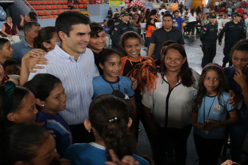 Mais 4,7 mil estudantes do 5º ao 7º ano do Ensino Fundamental de escolas estaduais e municipais de Belém e distritos concluíram o Programa Educacional de Resistência às Drogas e à Violência (Proerd) desenvolvido pela Polícia Militar do Estado do Pará (PA). O governador Helder Barbalho participou da solenidade de formatura na Arena Multiuso Guilherme Paraense, o Mangueirinho, na manhã deste sábado, 14, na companhia da primeira-dama, Daniela Barbalho, madrinha do projeto. <div class='credito_fotos'>Foto: Bruno Cecim / Ag.Pará   |   <a href='/midias/2019/originais/5777_a1d1ff7a-7819-a24c-e008-cb12c3a6d607.jpg' download><i class='fa-solid fa-download'></i> Download</a></div>