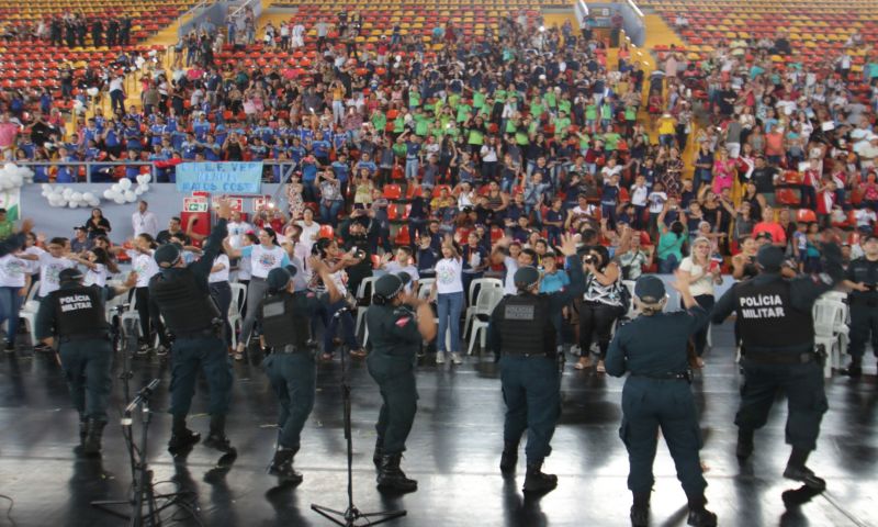 Mais 4,7 mil estudantes do 5º ao 7º ano do Ensino Fundamental de escolas estaduais e municipais de Belém e distritos concluíram o Programa Educacional de Resistência às Drogas e à Violência (Proerd) desenvolvido pela Polícia Militar do Estado do Pará (PA). O governador Helder Barbalho participou da solenidade de formatura na Arena Multiuso Guilherme Paraense, o Mangueirinho, na manhã deste sábado, 14, na companhia da primeira-dama, Daniela Barbalho, madrinha do projeto. <div class='credito_fotos'>Foto: Bruno Cecim / Ag.Pará   |   <a href='/midias/2019/originais/5777_a7b06e54-b7e9-2859-2be4-20552e5b089e.jpg' download><i class='fa-solid fa-download'></i> Download</a></div>