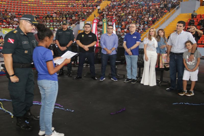 Mais 4,7 mil estudantes do 5º ao 7º ano do Ensino Fundamental de escolas estaduais e municipais de Belém e distritos concluíram o Programa Educacional de Resistência às Drogas e à Violência (Proerd) desenvolvido pela Polícia Militar do Estado do Pará (PA). O governador Helder Barbalho participou da solenidade de formatura na Arena Multiuso Guilherme Paraense, o Mangueirinho, na manhã deste sábado, 14, na companhia da primeira-dama, Daniela Barbalho, madrinha do projeto. <div class='credito_fotos'>Foto: Bruno Cecim / Ag.Pará   |   <a href='/midias/2019/originais/5777_adcb4b2f-0e2e-2b42-651f-b337c4deaf6f.jpg' download><i class='fa-solid fa-download'></i> Download</a></div>