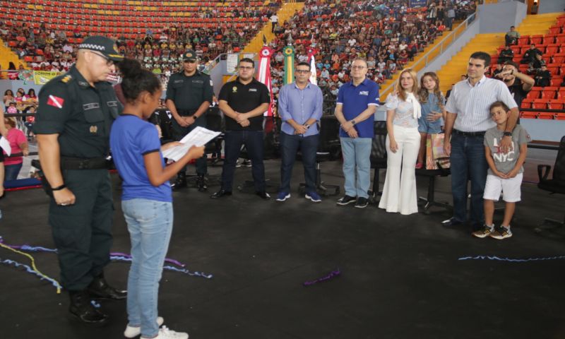 Mais 4,7 mil estudantes do 5º ao 7º ano do Ensino Fundamental de escolas estaduais e municipais de Belém e distritos concluíram o Programa Educacional de Resistência às Drogas e à Violência (Proerd) desenvolvido pela Polícia Militar do Estado do Pará (PA). O governador Helder Barbalho participou da solenidade de formatura na Arena Multiuso Guilherme Paraense, o Mangueirinho, na manhã deste sábado, 14, na companhia da primeira-dama, Daniela Barbalho, madrinha do projeto. <div class='credito_fotos'>Foto: Bruno Cecim / Ag.Pará   |   <a href='/midias/2019/originais/5777_ae09101b-7b86-153f-8766-8a7ff9ff7237.jpg' download><i class='fa-solid fa-download'></i> Download</a></div>