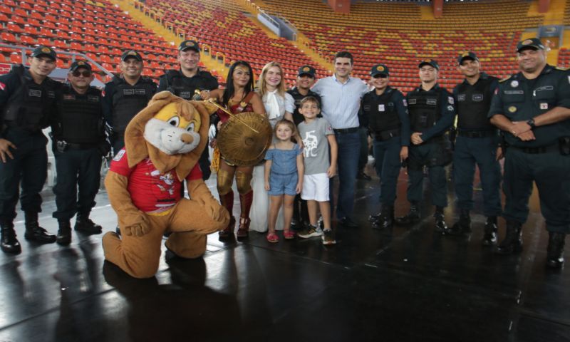 Mais 4,7 mil estudantes do 5º ao 7º ano do Ensino Fundamental de escolas estaduais e municipais de Belém e distritos concluíram o Programa Educacional de Resistência às Drogas e à Violência (Proerd) desenvolvido pela Polícia Militar do Estado do Pará (PA). O governador Helder Barbalho participou da solenidade de formatura na Arena Multiuso Guilherme Paraense, o Mangueirinho, na manhã deste sábado, 14, na companhia da primeira-dama, Daniela Barbalho, madrinha do projeto. <div class='credito_fotos'>Foto: Bruno Cecim / Ag.Pará   |   <a href='/midias/2019/originais/5777_b1d7b66f-4316-da19-6eaf-7363e013c2ae.jpg' download><i class='fa-solid fa-download'></i> Download</a></div>