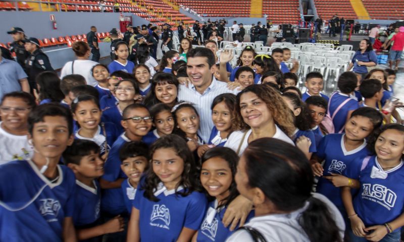 Mais 4,7 mil estudantes do 5º ao 7º ano do Ensino Fundamental de escolas estaduais e municipais de Belém e distritos concluíram o Programa Educacional de Resistência às Drogas e à Violência (Proerd) desenvolvido pela Polícia Militar do Estado do Pará (PA). O governador Helder Barbalho participou da solenidade de formatura na Arena Multiuso Guilherme Paraense, o Mangueirinho, na manhã deste sábado, 14, na companhia da primeira-dama, Daniela Barbalho, madrinha do projeto. <div class='credito_fotos'>Foto: Bruno Cecim / Ag.Pará   |   <a href='/midias/2019/originais/5777_ba5d50ec-b7db-3c19-62fd-9351d954dcf4.jpg' download><i class='fa-solid fa-download'></i> Download</a></div>