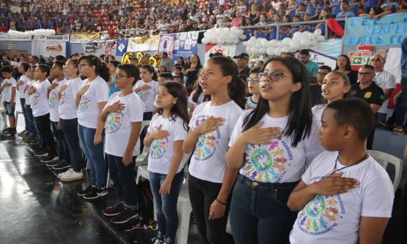 Mais 4,7 mil estudantes do 5º ao 7º ano do Ensino Fundamental de escolas estaduais e municipais de Belém e distritos concluíram o Programa Educacional de Resistência às Drogas e à Violência (Proerd) desenvolvido pela Polícia Militar do Estado do Pará (PA). O governador Helder Barbalho participou da solenidade de formatura na Arena Multiuso Guilherme Paraense, o Mangueirinho, na manhã deste sábado, 14, na companhia da primeira-dama, Daniela Barbalho, madrinha do projeto. <div class='credito_fotos'>Foto: Bruno Cecim / Ag.Pará   |   <a href='/midias/2019/originais/5777_be78fa49-d22e-c75c-1a24-f1de71b85b14.jpg' download><i class='fa-solid fa-download'></i> Download</a></div>