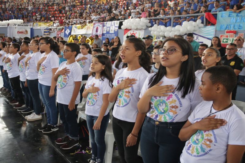 Mais 4,7 mil estudantes do 5º ao 7º ano do Ensino Fundamental de escolas estaduais e municipais de Belém e distritos concluíram o Programa Educacional de Resistência às Drogas e à Violência (Proerd) desenvolvido pela Polícia Militar do Estado do Pará (PA). O governador Helder Barbalho participou da solenidade de formatura na Arena Multiuso Guilherme Paraense, o Mangueirinho, na manhã deste sábado, 14, na companhia da primeira-dama, Daniela Barbalho, madrinha do projeto. <div class='credito_fotos'>Foto: Bruno Cecim / Ag.Pará   |   <a href='/midias/2019/originais/5777_c05ecd7a-f304-754c-68ee-4d837645e576.jpg' download><i class='fa-solid fa-download'></i> Download</a></div>