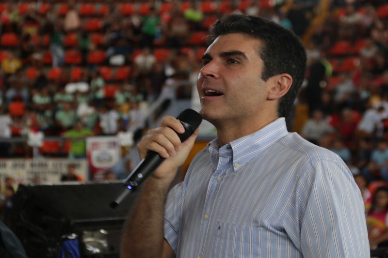 Mais 4,7 mil estudantes do 5º ao 7º ano do Ensino Fundamental de escolas estaduais e municipais de Belém e distritos concluíram o Programa Educacional de Resistência às Drogas e à Violência (Proerd) desenvolvido pela Polícia Militar do Estado do Pará (PA). O governador Helder Barbalho participou da solenidade de formatura na Arena Multiuso Guilherme Paraense, o Mangueirinho, na manhã deste sábado, 14, na companhia da primeira-dama, Daniela Barbalho, madrinha do projeto. <div class='credito_fotos'>Foto: Bruno Cecim / Ag.Pará   |   <a href='/midias/2019/originais/5777_c387a207-5fd6-a1fb-be77-810088b9e8d4.jpg' download><i class='fa-solid fa-download'></i> Download</a></div>