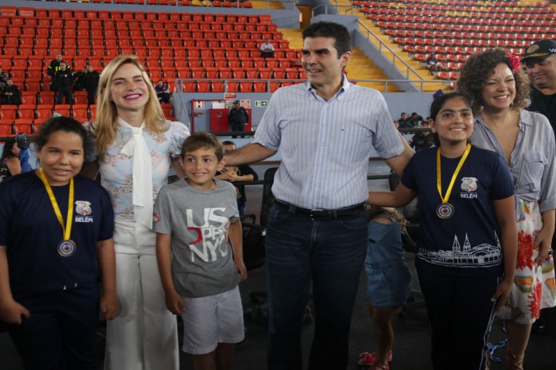 Mais 4,7 mil estudantes do 5º ao 7º ano do Ensino Fundamental de escolas estaduais e municipais de Belém e distritos concluíram o Programa Educacional de Resistência às Drogas e à Violência (Proerd) desenvolvido pela Polícia Militar do Estado do Pará (PA). O governador Helder Barbalho participou da solenidade de formatura na Arena Multiuso Guilherme Paraense, o Mangueirinho, na manhã deste sábado, 14, na companhia da primeira-dama, Daniela Barbalho, madrinha do projeto. <div class='credito_fotos'>Foto: Bruno Cecim / Ag.Pará   |   <a href='/midias/2019/originais/5777_c87b1339-0e5b-586c-d519-01d427129edc.jpg' download><i class='fa-solid fa-download'></i> Download</a></div>