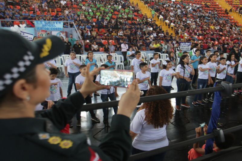 Mais 4,7 mil estudantes do 5º ao 7º ano do Ensino Fundamental de escolas estaduais e municipais de Belém e distritos concluíram o Programa Educacional de Resistência às Drogas e à Violência (Proerd) desenvolvido pela Polícia Militar do Estado do Pará (PA). O governador Helder Barbalho participou da solenidade de formatura na Arena Multiuso Guilherme Paraense, o Mangueirinho, na manhã deste sábado, 14, na companhia da primeira-dama, Daniela Barbalho, madrinha do projeto. <div class='credito_fotos'>Foto: Bruno Cecim / Ag.Pará   |   <a href='/midias/2019/originais/5777_c8fcf346-013f-ecfa-0c9c-c2db2b94cae6.jpg' download><i class='fa-solid fa-download'></i> Download</a></div>
