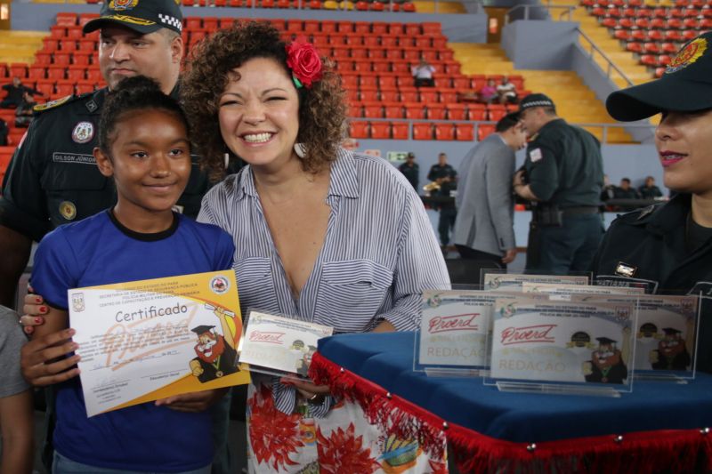 Mais 4,7 mil estudantes do 5º ao 7º ano do Ensino Fundamental de escolas estaduais e municipais de Belém e distritos concluíram o Programa Educacional de Resistência às Drogas e à Violência (Proerd) desenvolvido pela Polícia Militar do Estado do Pará (PA). O governador Helder Barbalho participou da solenidade de formatura na Arena Multiuso Guilherme Paraense, o Mangueirinho, na manhã deste sábado, 14, na companhia da primeira-dama, Daniela Barbalho, madrinha do projeto. <div class='credito_fotos'>Foto: Bruno Cecim / Ag.Pará   |   <a href='/midias/2019/originais/5777_cf5d0d75-230e-40b0-2336-f2e809ae0bd2.jpg' download><i class='fa-solid fa-download'></i> Download</a></div>
