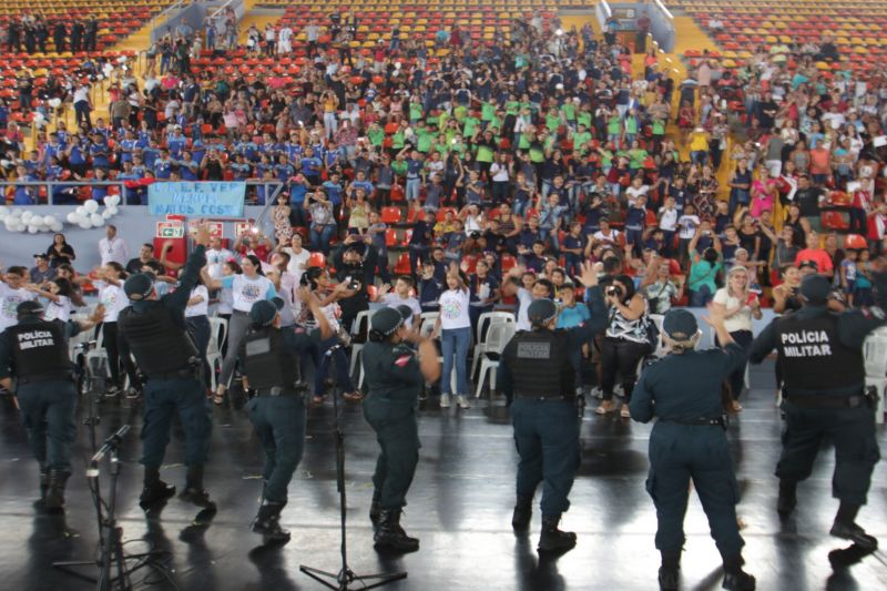 Mais 4,7 mil estudantes do 5º ao 7º ano do Ensino Fundamental de escolas estaduais e municipais de Belém e distritos concluíram o Programa Educacional de Resistência às Drogas e à Violência (Proerd) desenvolvido pela Polícia Militar do Estado do Pará (PA). O governador Helder Barbalho participou da solenidade de formatura na Arena Multiuso Guilherme Paraense, o Mangueirinho, na manhã deste sábado, 14, na companhia da primeira-dama, Daniela Barbalho, madrinha do projeto. <div class='credito_fotos'>Foto: Bruno Cecim / Ag.Pará   |   <a href='/midias/2019/originais/5777_ff11e1e8-328a-ac98-effd-aae129da0b52.jpg' download><i class='fa-solid fa-download'></i> Download</a></div>