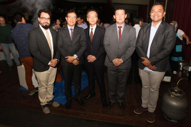 A comunidade nipo-brasileira do Pará comemorou a entrada de 2019 no auditório da Associação Pan-Amazônia Nipo-Brasileira, no domingo (6), em Belém. O evento deu início às homenagens aos 90 anos da imigração japonesa na Amazônia e contou com a presença do Governo do Estado. O chefe de gabinete, Luiziel Guedes, esteve representando o governador Helder Barbalho.

FOTO: CARLOS SODRÉ / AG. PARÁ
DATA: 06.01.2019
BELÉM - PARÁ <div class='credito_fotos'>Foto: CARLOS SODRÉ / AG. PARÁ    |   <a href='/midias/2019/originais/5781918f-80b1-4a23-9729-ba3e33db37f0.jpg' download><i class='fa-solid fa-download'></i> Download</a></div>