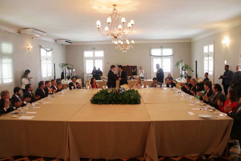 O ministro do desenvolvimento regional, Gustavo Canuto, chegou na capital paraense na manhã desta segunda-feira (16) e o primeiro compromisso foi um almoço com o governador do Pará, Helder Barbalho, outras autoridades e governadores e vice governadores da região norte do país. <div class='credito_fotos'>Foto: Bruno Cecim / Ag.Pará   |   <a href='/midias/2019/originais/5784_7f37d701-0f36-d340-cf6f-3f1a86b0f9a3.jpg' download><i class='fa-solid fa-download'></i> Download</a></div>