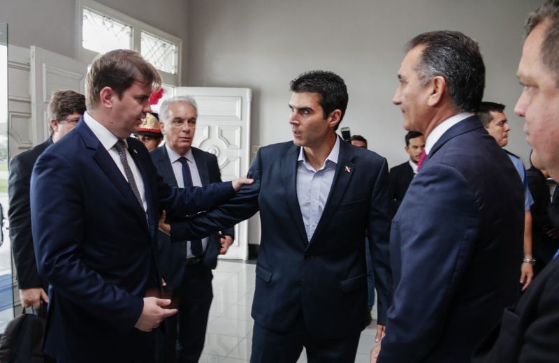 O ministro do desenvolvimento regional, Gustavo Canuto, chegou na capital paraense na manhã desta segunda-feira (16) e o primeiro compromisso foi um almoço com o governador do Pará, Helder Barbalho, outras autoridades e governadores e vice governadores da região norte do país. <div class='credito_fotos'>Foto: Bruno Cecim / Ag.Pará   |   <a href='/midias/2019/originais/5784_9c2a7bb1-7d03-6d4b-63c0-4df261cf87d0.jpg' download><i class='fa-solid fa-download'></i> Download</a></div>