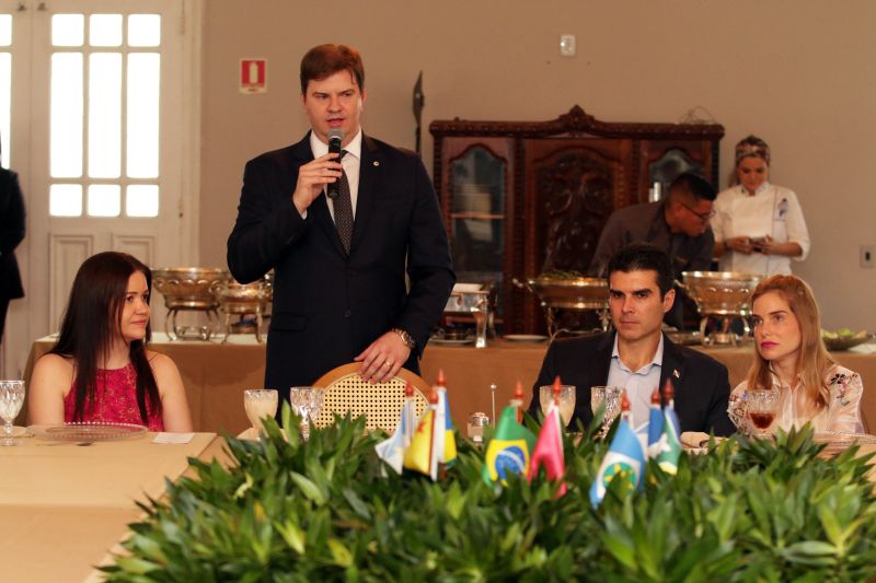 O ministro do desenvolvimento regional, Gustavo Canuto, chegou na capital paraense na manhã desta segunda-feira (16) e o primeiro compromisso foi um almoço com o governador do Pará, Helder Barbalho, outras autoridades e governadores e vice governadores da região norte do país. <div class='credito_fotos'>Foto: Bruno Cecim / Ag.Pará   |   <a href='/midias/2019/originais/5784_d434cfcd-7ba5-533c-8542-a47dcb6cd129.jpg' download><i class='fa-solid fa-download'></i> Download</a></div>