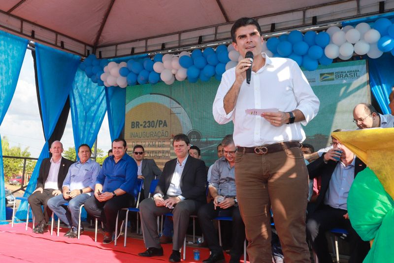 Pavimentar um trecho de 12 quilômetros de uma das rodovias federais mais importantes para o Pará, a BR-230 (Transamazônica), foi um compromisso assumido pelo governo do Estado, e cumprido nesta quarta-feira (18), após articulação do governo estadual com o federal. <div class='credito_fotos'>Foto: Marco Santos / Ag. Pará   |   <a href='/midias/2019/originais/5796_250ff8db-d272-2f3a-c3e2-7c1025984228.jpg' download><i class='fa-solid fa-download'></i> Download</a></div>