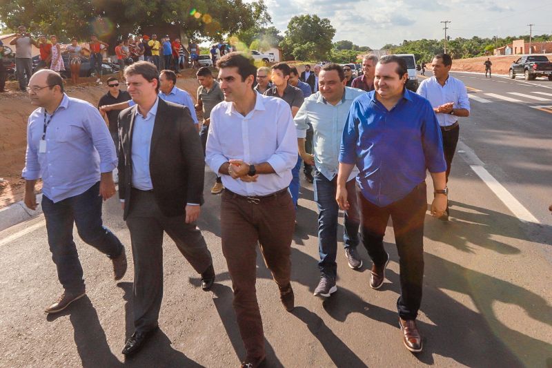 Pavimentar um trecho de 12 quilômetros de uma das rodovias federais mais importantes para o Pará, a BR-230 (Transamazônica), foi um compromisso assumido pelo governo do Estado, e cumprido nesta quarta-feira (18), após articulação do governo estadual com o federal. <div class='credito_fotos'>Foto: Marco Santos / Ag. Pará   |   <a href='/midias/2019/originais/5796_25770e15-aa86-5f3b-b24b-1ea427d6ab39.jpg' download><i class='fa-solid fa-download'></i> Download</a></div>