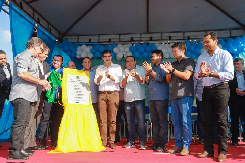 Pavimentar um trecho de 12 quilômetros de uma das rodovias federais mais importantes para o Pará, a BR-230 (Transamazônica), foi um compromisso assumido pelo governo do Estado, e cumprido nesta quarta-feira (18), após articulação do governo estadual com o federal. <div class='credito_fotos'>Foto: Marco Santos / Ag. Pará   |   <a href='/midias/2019/originais/5796_30004386-8126-754d-71d4-107aa0b53575.jpg' download><i class='fa-solid fa-download'></i> Download</a></div>