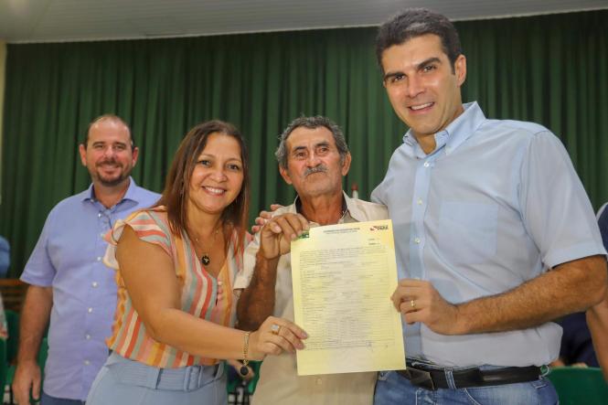 O governador do Pará, Helder Barbalho, e o vice-governador, Lúcio Vale, entregaram, no final da manhã deste sábado (16), 261 títulos de terra para produtores rurais de 18 municípios da região nordeste do Estado, reunidos na cidade de Moju. A solenidade ocorreu no Auditório Municipal Lourival Cristo, no Centro, na presença da prefeita Nilma Lima, vereadores, secretários de Estado, deputados estaduais, federais, e da população mojuense. 

FOTO: MARCO SANTOA / AGÊNCIA PARÁ
DATA: 16.03.2019
MOJU - PA <div class='credito_fotos'>Foto: Marco Santos / Ag. Pará   |   <a href='/midias/2019/originais/57b0b762-d858-4580-96c0-5ceece56ff81.jpg' download><i class='fa-solid fa-download'></i> Download</a></div>