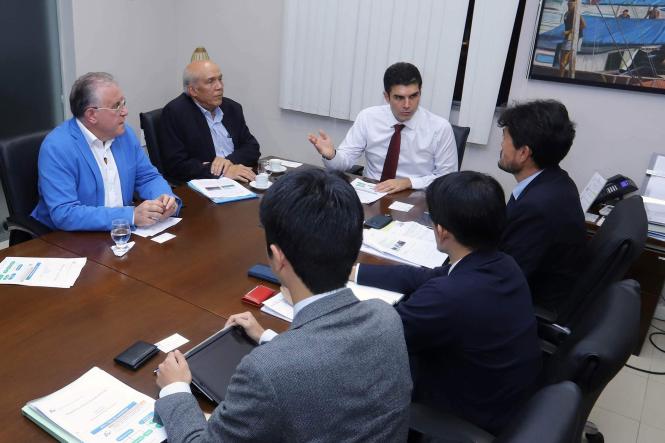 Na segunda visita realizada para acompanhar o andamento das obras da Nova BR, executivos da Agência de Cooperação Internacional do Japão (Jica), responsável pela maior parte do financiamento que viabiliza o projeto, aproveitaram a oportunidade para tratar ainda de futuras propostas de cooperação com o Governo do Estado - em especial, voltados à Saúde. O encontro ocorreu durante toda a segunda-feira (18), e contou com a presença do governador, Helder Barbalho, e ainda do diretor geral do Núcleo de Gerenciamento de Transporte Metropolitano (NGTM), Eduardo Ribeiro.

FOTO: MARCO SANTOS / AGÊNCIA PARÁ
DATA: 19.03.2019
BELÉM - PARÁ <div class='credito_fotos'>Foto: Marco Santos / Ag. Pará   |   <a href='/midias/2019/originais/57b3dc95-093a-48c4-9a0c-a6047fa539f3.jpg' download><i class='fa-solid fa-download'></i> Download</a></div>