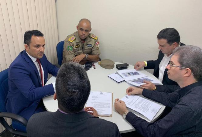 Levar serviços de cidadania, saúde e segurança pública a moradores das margens dos rios paraenses foi pauta do encontro entre representantes da Secretaria de Estado de Justiça e Direitos Humanos (Sejudh) e da reitoria da Universidade Federal do Oeste do Pará (Ufopa), na quarta-feira (20), em Santarém.

FOTO: ASCOM / SEJUDH
DATA: 22.03.2019
SANTARÉM - PARÁ <div class='credito_fotos'>Foto: ASCOM SEJUDH   |   <a href='/midias/2019/originais/57c0eda7-bea3-46f9-80e3-cd5f2eb9def4.jpg' download><i class='fa-solid fa-download'></i> Download</a></div>