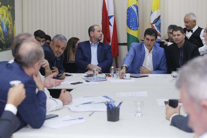 O governador Helder Barbalho ouviu e encaminhou soluções para demandas prioritárias e estratégicas de cada um dos 24 prefeitos que foram recebidos, individualmente, na sede da Secretaria Regional de Governo do Oeste do Pará, em Santarém, nesta quarta-feira (20). Helder detalhou que o programa Governo por Todo o Pará é a materialização de um dever que precisa ser cumprido com a obrigação de fazer um governo presente.

FOTO: MARCO SANTOS
DATA: 20.03.2019
SANTARÉM - PARÁ <div class='credito_fotos'>Foto: Marco Santos / Ag. Pará   |   <a href='/midias/2019/originais/57c96712-ca64-4577-a75e-47c3108140b1.jpg' download><i class='fa-solid fa-download'></i> Download</a></div>