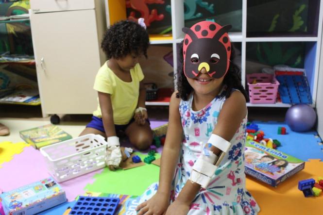 A rotina de assistência às crianças internadas no setor de Pediatria do Hospital Geral de Tailândia (HGT) está sendo bem diferente no feriadão do carnaval 2019 com a promoção de atividades lúdicas na área da “Brinquedoteca” onde eles podem assistir televisão, jogar game, leituras, contação de histórias  a produção de máscaras de carnavalescas e outras diversões monitoradas pela pedagoga Elizabett Gomes, que coordena o Grupo de Trabalho de Humanização (GTH).

FOTO: DIVULGAÇÃO
DATA: 03.03.2019
TAILÂNDIA - PA <div class='credito_fotos'>Foto: Divulgação   |   <a href='/midias/2019/originais/57e84d10-9d87-4dec-baed-5d06fb1b6e36.jpg' download><i class='fa-solid fa-download'></i> Download</a></div>