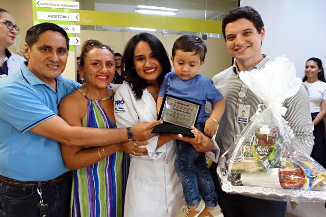                     Para homenagear os profissionais que se dedicam diariamente a cuidar de vidas no Hospital Público Estadual Galileu (HPEG), em Belém (PA),promoveu-se o evento “Elogiados do Ano”. Os elogios aos profissionais são mensurados por meio do Serviço de Atendimento ao Usuário (SAU), que todos os dias realiza pesquisas de satisfação com os usuários para avaliar o desempenho da Unidade e seus profissionais, a iniciativa, que é realizada desde 2015.  FOTO: DIVULGAÇÃO

DATA:24.01.2019
BELÉM - PARÁ
    <div class='credito_fotos'>Foto: Divulgação   |   <a href='/midias/2019/originais/57ece532-eaa8-446a-981c-a30422a78d43.jpg' download><i class='fa-solid fa-download'></i> Download</a></div>