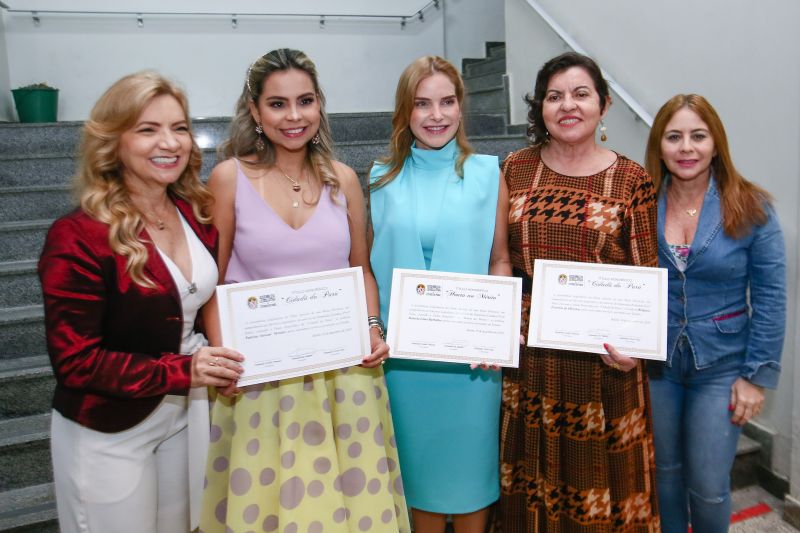 A Assembleia Legislativa do Estado do Pará realizou uma sessão solene para outorga de títulos honoríficos na manhã desta quinta-feira (19), em Belém. Na ocasião, a primeira-dama do Estado, Daniela Barbalho, foi homenageada com honra ao mérito pelos relevantes serviços prestados ao estado do Pará. <div class='credito_fotos'>Foto: Alex Ribeiro / Ag. Pará   |   <a href='/midias/2019/originais/5800_03301eeb-af47-dbea-0b66-92df34ae941b.jpg' download><i class='fa-solid fa-download'></i> Download</a></div>