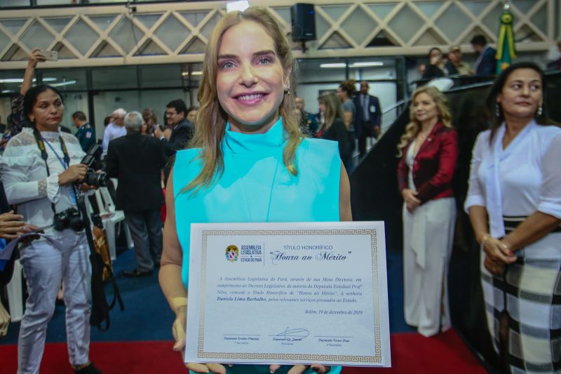 A Assembleia Legislativa do Estado do Pará realizou uma sessão solene para outorga de títulos honoríficos na manhã desta quinta-feira (19), em Belém. Na ocasião, a primeira-dama do Estado, Daniela Barbalho, foi homenageada com honra ao mérito pelos relevantes serviços prestados ao estado do Pará. <div class='credito_fotos'>Foto: Alex Ribeiro / Ag. Pará   |   <a href='/midias/2019/originais/5800_16ac7384-6cd5-a106-2c80-a0553f40c85f.jpg' download><i class='fa-solid fa-download'></i> Download</a></div>