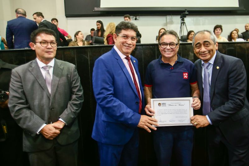 A Assembleia Legislativa do Estado do Pará realizou uma sessão solene para outorga de títulos honoríficos na manhã desta quinta-feira (19), em Belém. Na ocasião, a primeira-dama do Estado, Daniela Barbalho, foi homenageada com honra ao mérito pelos relevantes serviços prestados ao estado do Pará. <div class='credito_fotos'>Foto: Alex Ribeiro / Ag. Pará   |   <a href='/midias/2019/originais/5800_30db0165-ba77-e870-d270-4d454718e2bb.jpg' download><i class='fa-solid fa-download'></i> Download</a></div>