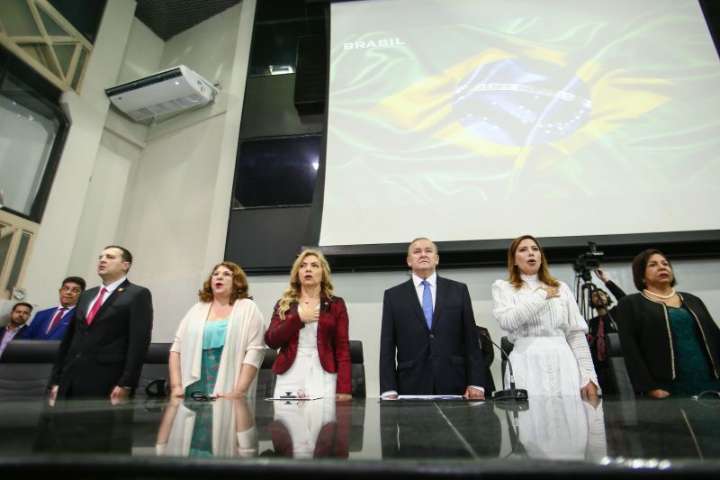A Assembleia Legislativa do Estado do Pará realizou uma sessão solene para outorga de títulos honoríficos na manhã desta quinta-feira (19), em Belém. Na ocasião, a primeira-dama do Estado, Daniela Barbalho, foi homenageada com honra ao mérito pelos relevantes serviços prestados ao estado do Pará. <div class='credito_fotos'>Foto: Alex Ribeiro / Ag. Pará   |   <a href='/midias/2019/originais/5800_778dabae-36ce-fd43-2b97-f01cf21b1d65.jpg' download><i class='fa-solid fa-download'></i> Download</a></div>