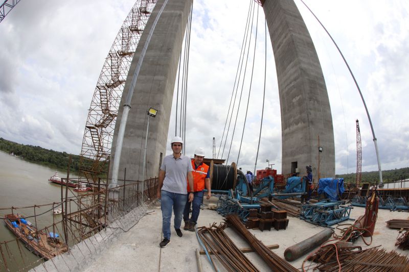 Por conta das condições climáticas e de toda a complexidade da obra, a empresa A. Gaspar, à frente da reconstrução da ponte sobre o rio Moju, uma das quatro que integram a Alça Viária, só deve a concluir os trabalhos na segunda quinzena de janeiro de 2020. <div class='credito_fotos'>Foto: Marco Santos / Ag. Pará   |   <a href='/midias/2019/originais/5809_7ae333b3-f8ce-77ce-c2c0-58523cac4ff4.jpg' download><i class='fa-solid fa-download'></i> Download</a></div>