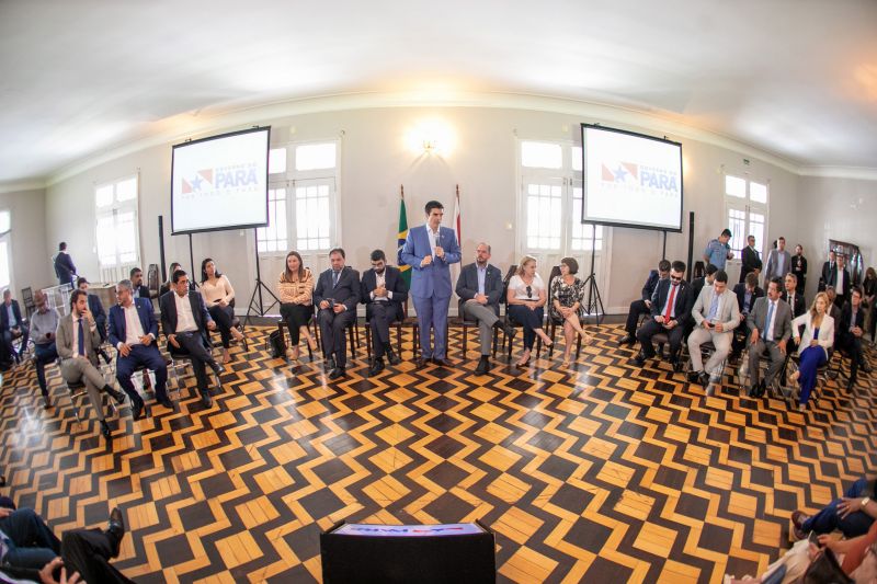 O governador Helder Barbalho assinou, no final da manhã desta segunda-feira (23), o projeto de lei que determina o reajuste salarial aos professores da rede pública estadual de ensino, como determina o Piso Nacional da categoria. <div class='credito_fotos'>Foto: Marco Santos / Ag. Pará   |   <a href='/midias/2019/originais/5810_54974e78-e8c9-47c6-d530-da8aafc28cfb.jpg' download><i class='fa-solid fa-download'></i> Download</a></div>