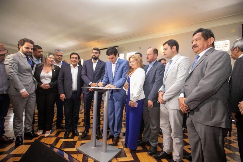 O governador Helder Barbalho assinou, no final da manhã desta segunda-feira (23), o projeto de lei que determina o reajuste salarial aos professores da rede pública estadual de ensino, como determina o Piso Nacional da categoria. <div class='credito_fotos'>Foto: Marco Santos / Ag. Pará   |   <a href='/midias/2019/originais/5810_567f7dab-8db4-0ced-61f6-778b77915d21.jpg' download><i class='fa-solid fa-download'></i> Download</a></div>