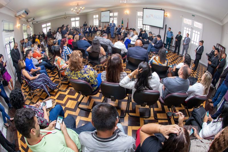 O governador Helder Barbalho assinou, no final da manhã desta segunda-feira (23), o projeto de lei que determina o reajuste salarial aos professores da rede pública estadual de ensino, como determina o Piso Nacional da categoria. <div class='credito_fotos'>Foto: Marco Santos / Ag. Pará   |   <a href='/midias/2019/originais/5810_7fdd3013-17cd-ee15-ea24-2951389c20c1.jpg' download><i class='fa-solid fa-download'></i> Download</a></div>