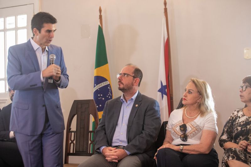 O governador Helder Barbalho assinou, no final da manhã desta segunda-feira (23), o projeto de lei que determina o reajuste salarial aos professores da rede pública estadual de ensino, como determina o Piso Nacional da categoria. <div class='credito_fotos'>Foto: Marco Santos / Ag. Pará   |   <a href='/midias/2019/originais/5810_a65c1281-38ab-3a9c-2bb0-c27b4413b57c.jpg' download><i class='fa-solid fa-download'></i> Download</a></div>